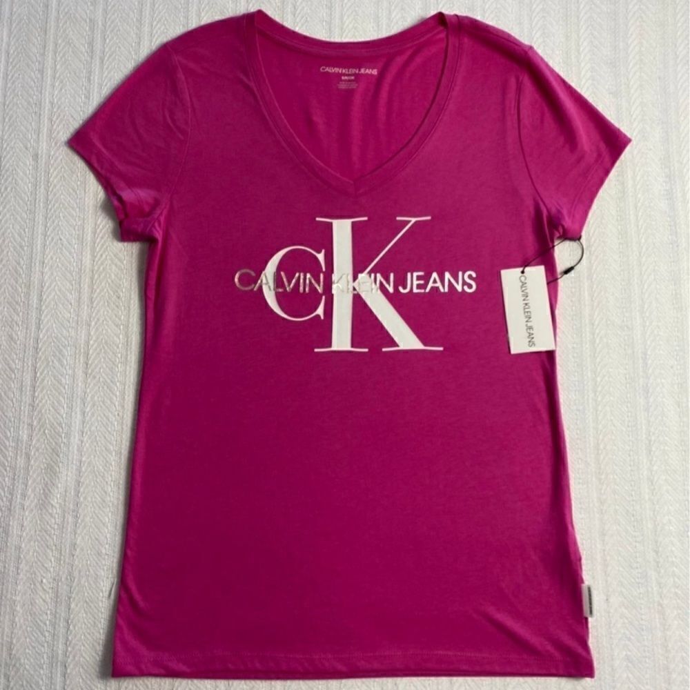 CALVIN KLEIN JUNIOR SMALL VNECK Pink T-Shirts